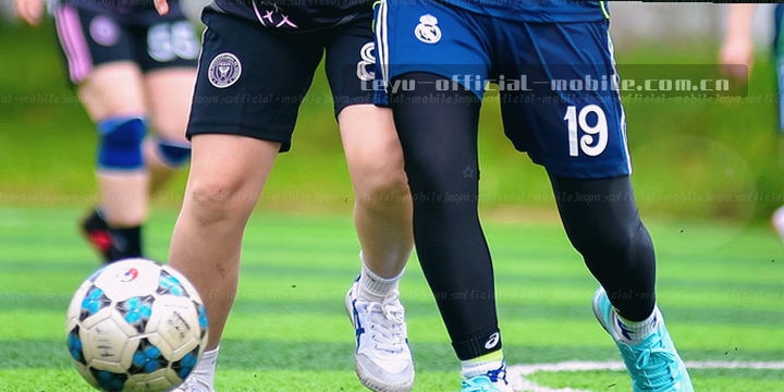 记分板上的3-2比分，配合倒计时钟滴答作响，球员背影紧绷。